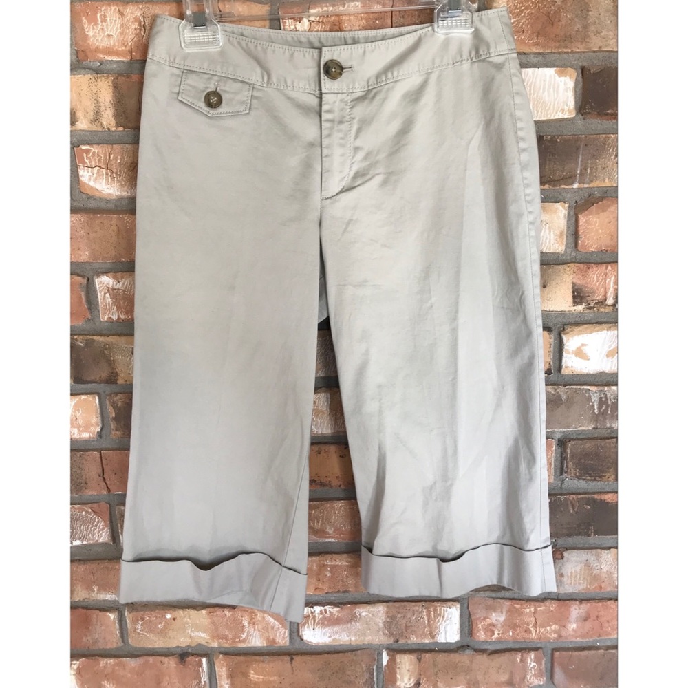 Banana Republic Women’s Contoured  Fit Khaki Capris Size 4